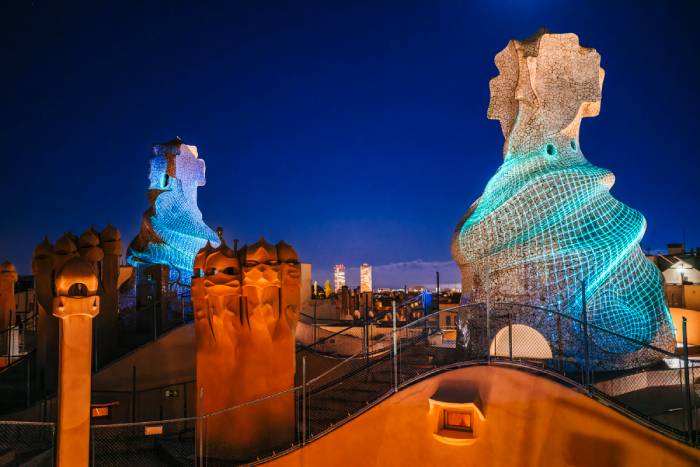 Besichtigung Pedrera tagsüber und abends Dachterrasse Schornsteine